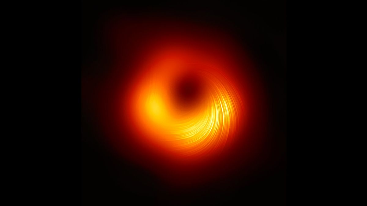 Astronomové se po dvou letech pochlubili novým snímkem černé díry